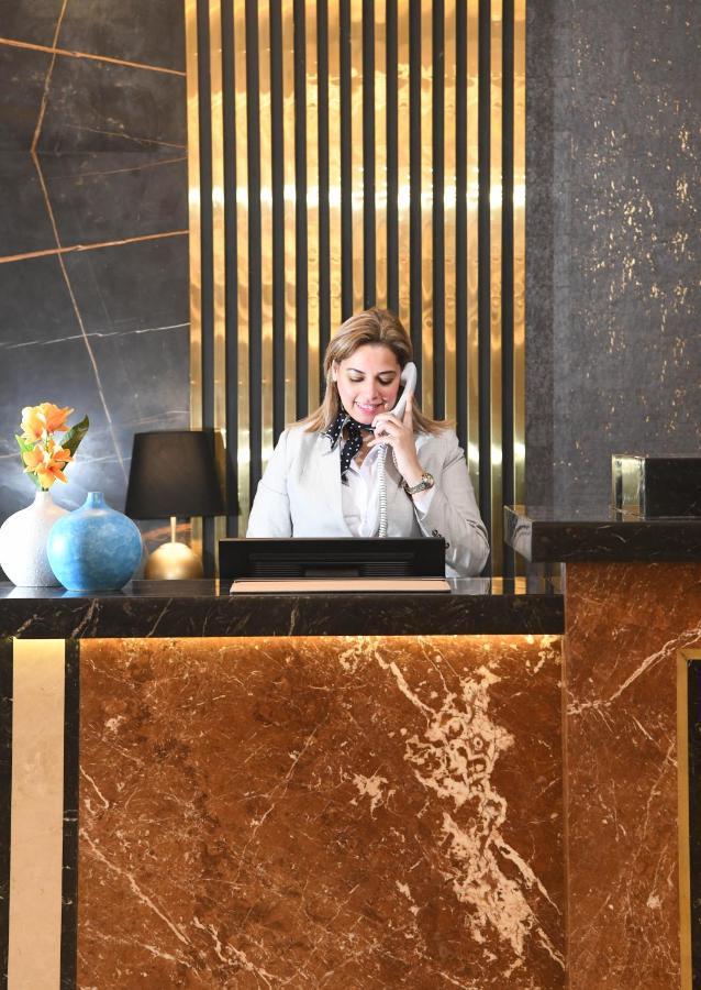 Tolip Gardens Hotel Le Caire Extérieur photo A hotel receptionist